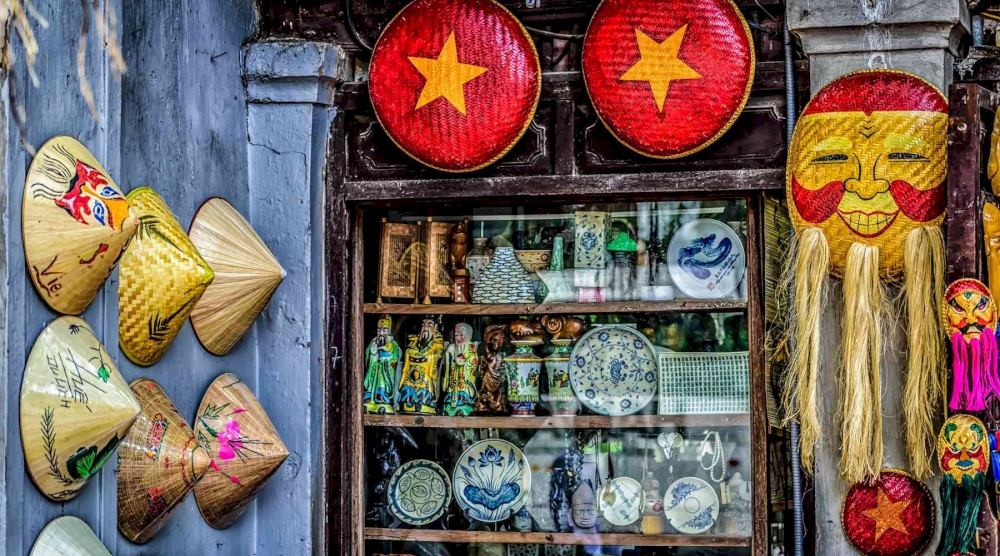 Souvenirs with Vietnamese identity are sold at many shops along the street (Source: Internet)